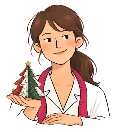 Colette tenant dans sa main un petit sapin de Noël en tissu rembourré, surmonté d'une étoile