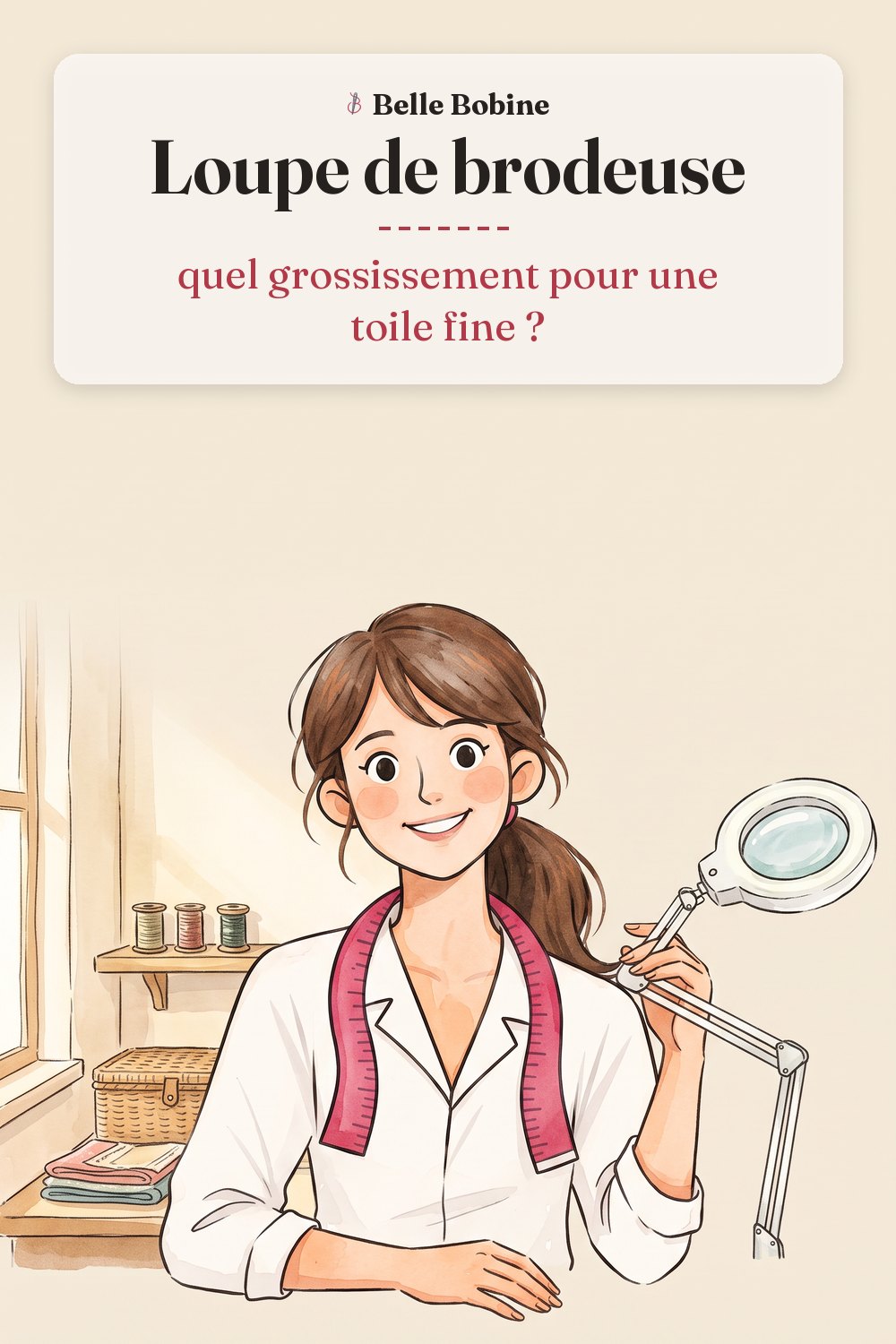Colette assise à côté d'une lampe-loupe fixée par une pince au bord de la table, avec le titre « Loupe de brodeuse : quel grossissement pour une toile fine ? »